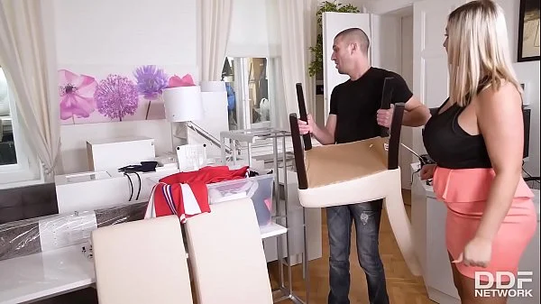 ノーブラ浮き乳首を攻められて乳首イキ依存症になった母　赤井美希